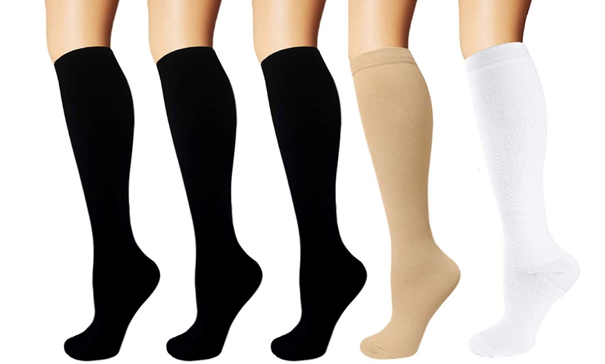 Image 12: 5-Pairs ItBelongs2U Solid Knee-High Compression Unisex Socks 15-20 mmHg