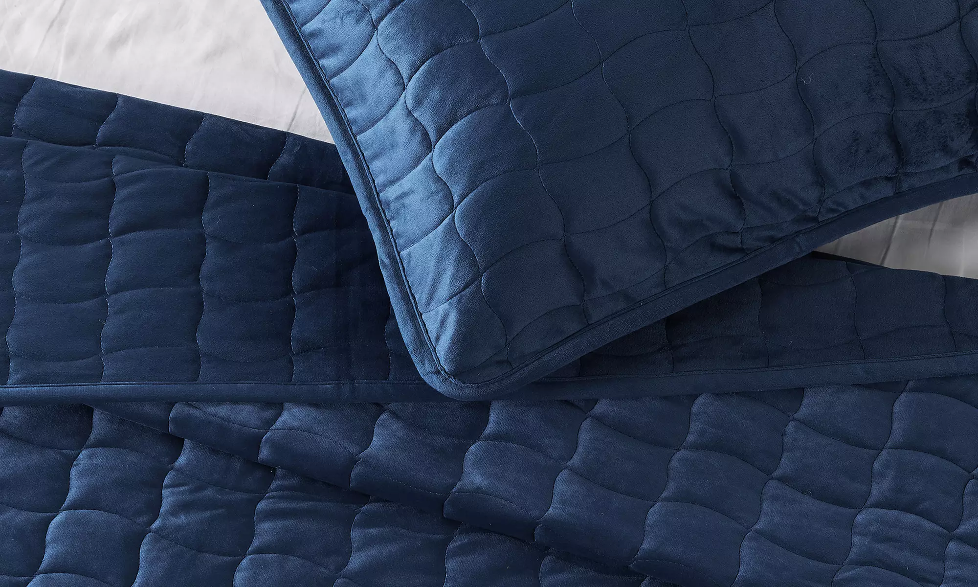 FreshFolds Luxury Velvet Stitched Quilt Set
