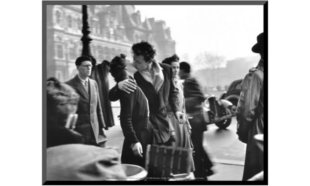 Le Baiser de l'Hotel de Ville, Paris, 1950 by Robert Doisneau - Primary Image