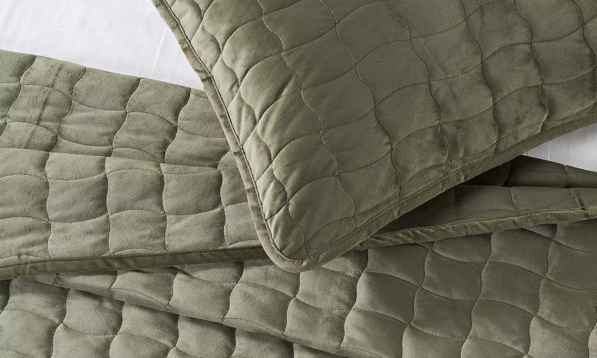 FreshFolds Luxury Velvet Stitched Quilt Set