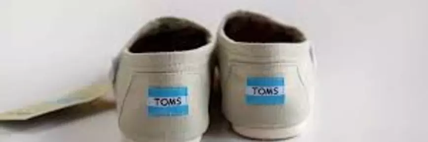 Melde dich für den Newsletter von TOMS an, um einen 10% Rabattcode zu erhalten